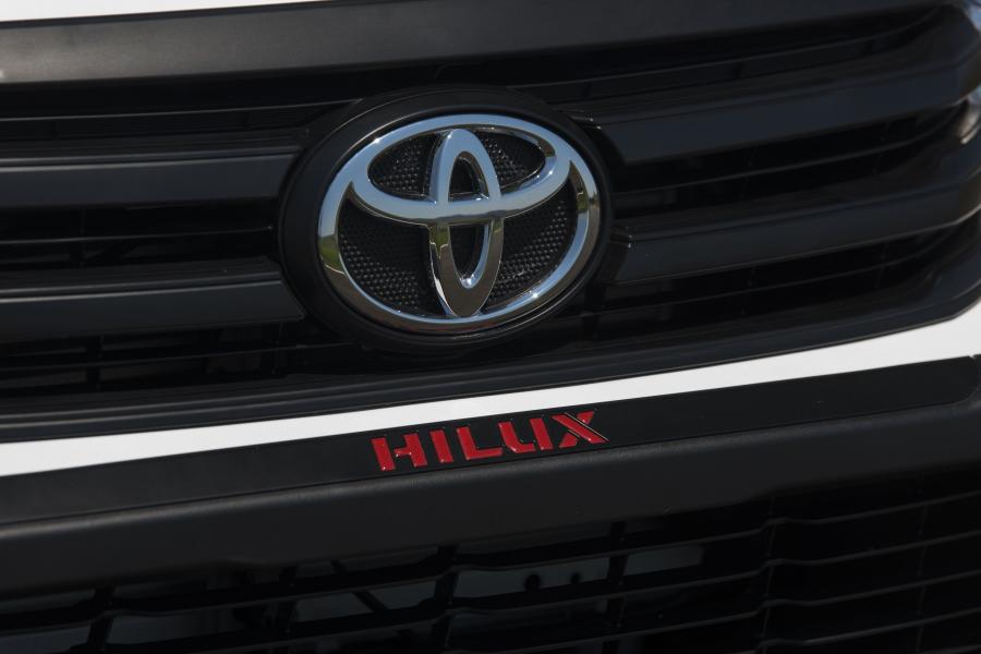 Логотип Toyota Hilux SR Challenge Double Cab 2017 года  (LA) (фото 9 из 31)